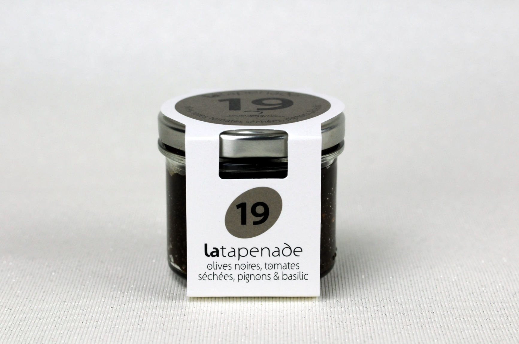 Tapenade d'olive noire, tomate séchée, pignon de pin