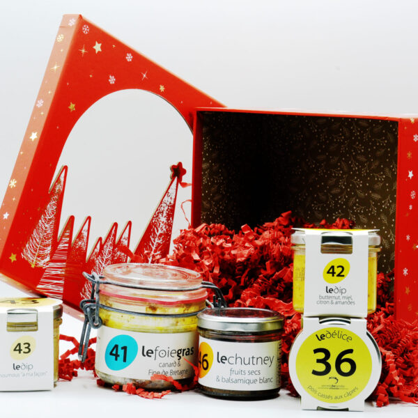 PANIER GARNI BOITE ROUGE ET OR CONTENANT 4 PRODUITS SECRETS DE FAMILLE : 1 FOIE GRAS ENTIER,1 CHUTNEY DE FRUITS SECS, 1HOUMOUS? 1 BUTTERNUT